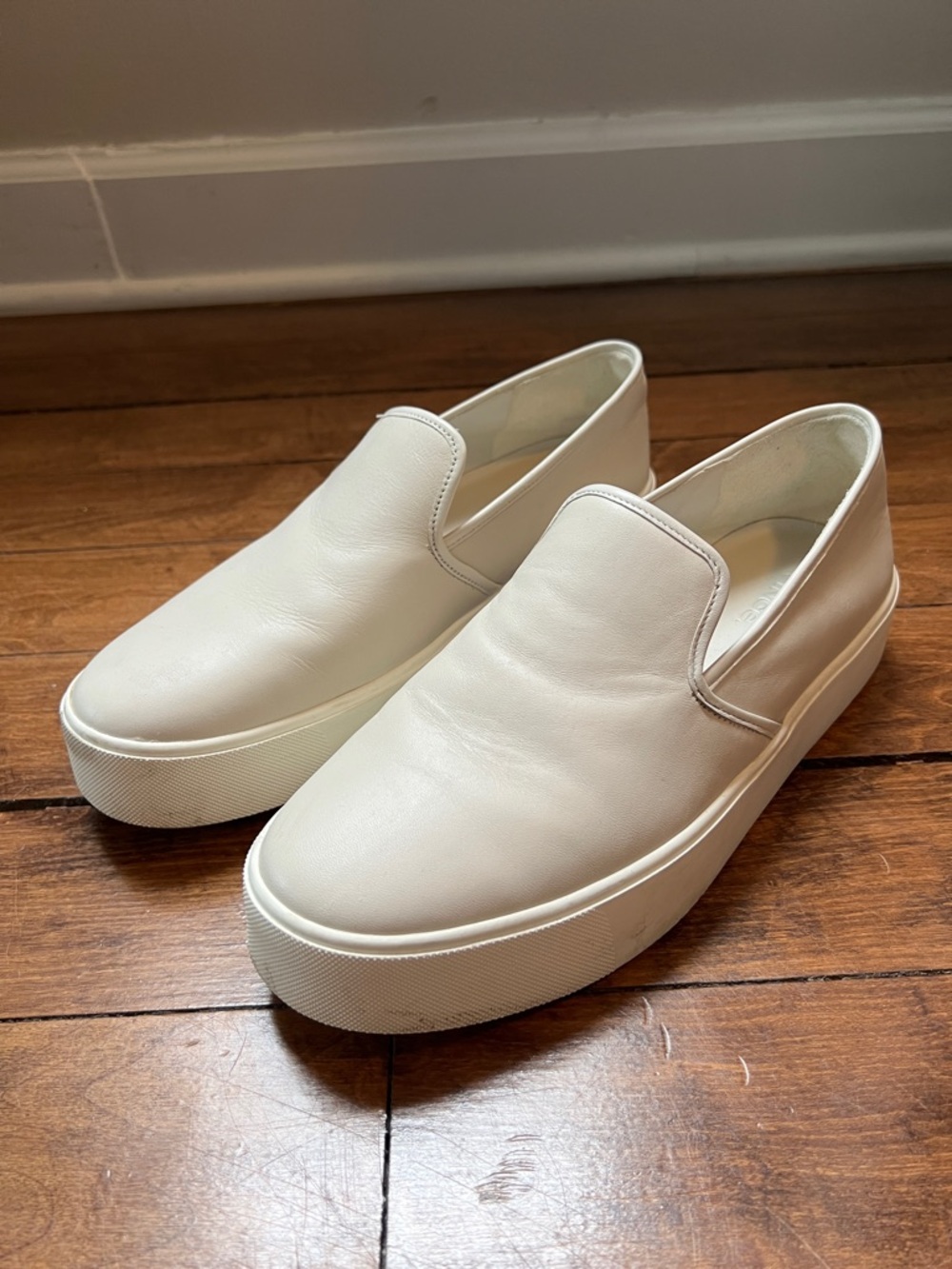 VINCE Brenden off white slip on size 9